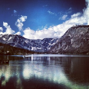 Lepo jezero z gorami